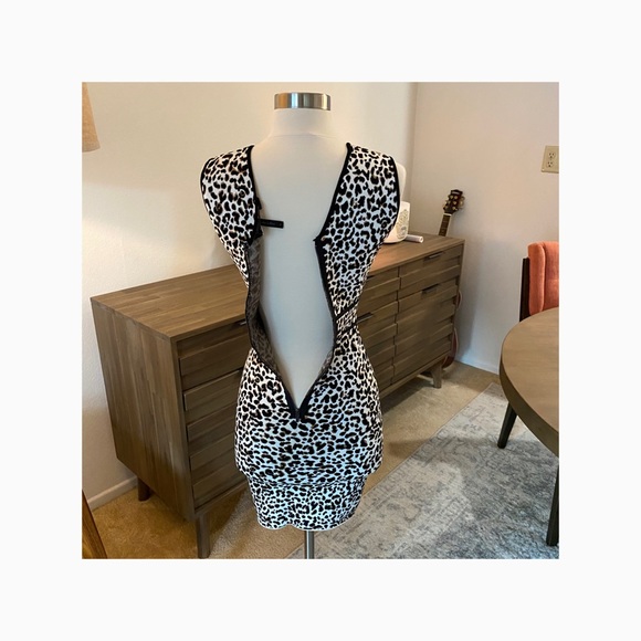 b c b g . l e o p a r d . d r e s s - Picture 7 of 8